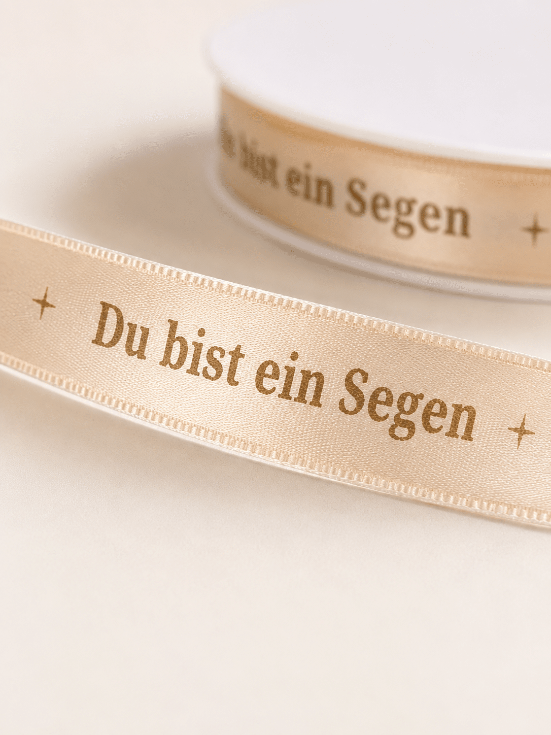 Du bist ein Segen Detail Satinband 15 mm Creme – 25 m Rolle mit Aufdruck „Du bist ein Segen“ – Bild 2