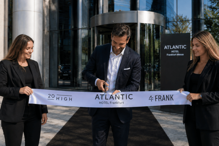 Ein Schnitt, der einen Anfang sichtbar macht: Eröffnungsband mit Logo beim ATLANTIC Hotel Frankfurt Ein Schnitt, der einen Anfang sichtbar macht: Eröffnungsband mit Logo beim ATLANTIC Hotel Frankfurt - eroeffnungsband