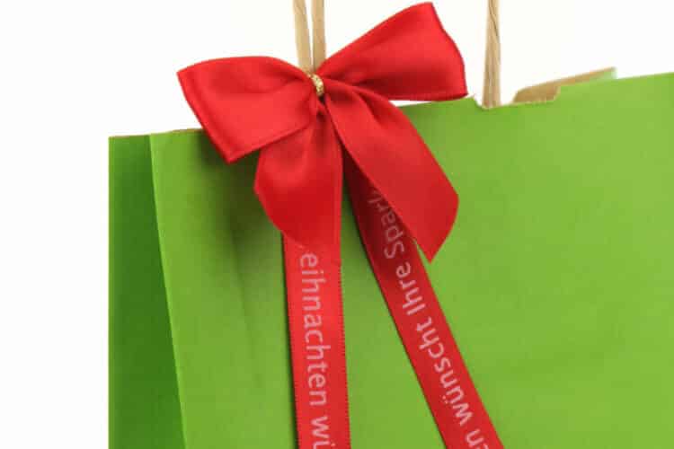 Fertigschleife meets personalisiertes Satinband - weihnachtsgeschenke, personaliserte-bander, geschenkverpackungen, geschenke-leicht-eingepackt
