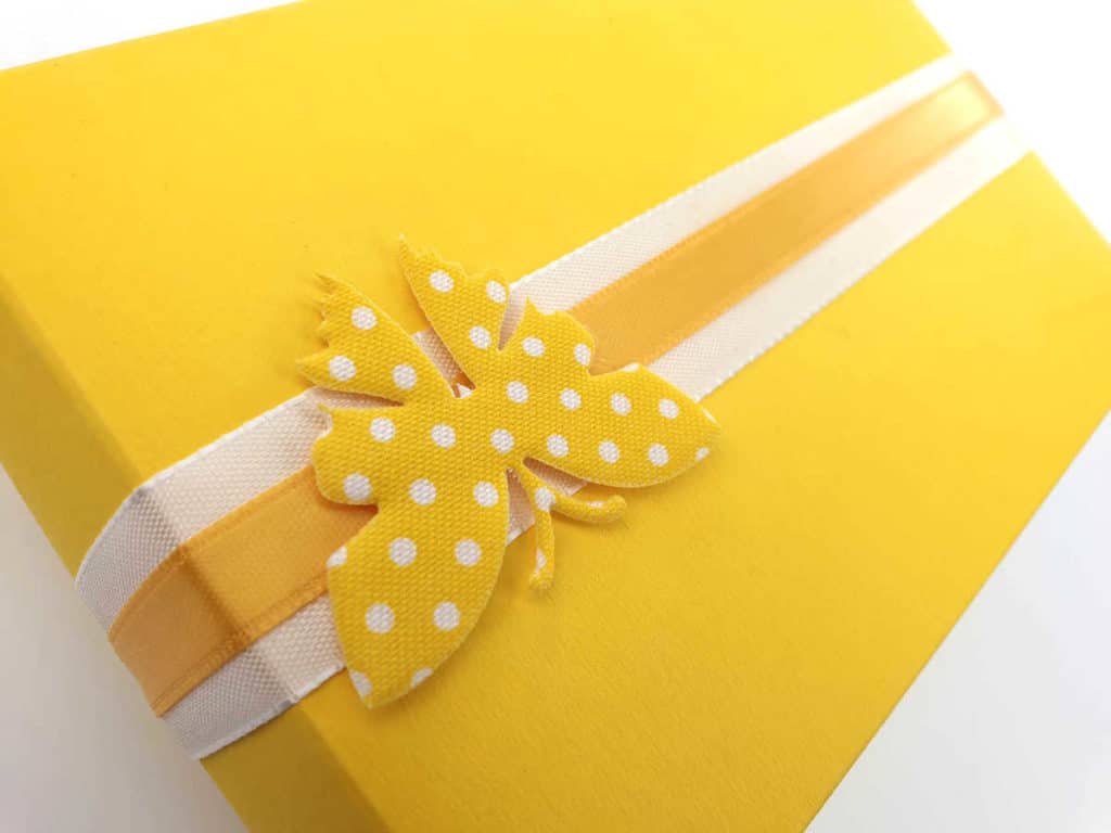 Wie man Geschenke mit Geschenkband und Geschenkkarton schön verpackt - tipps-tricks, confiserie