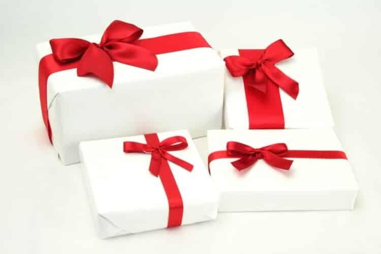 Wie kann man Schleifen befestigen? - tipps-tricks, geschenkverpackungen, geschenke-leicht-eingepackt