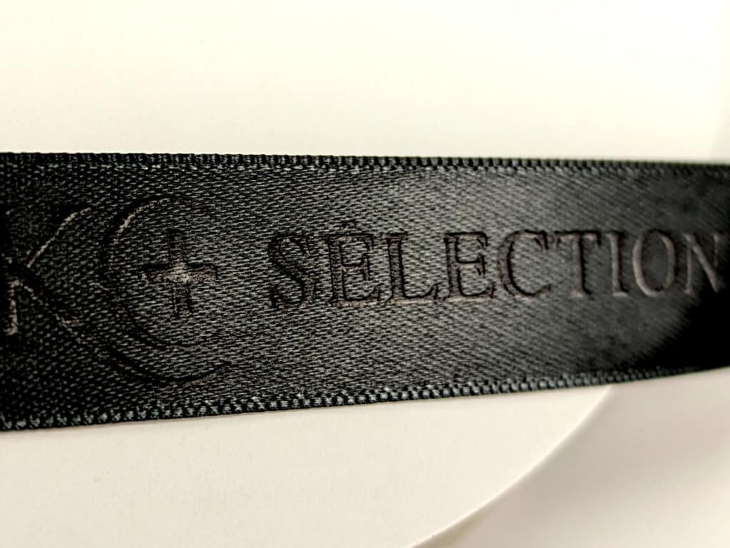 Personalisiertes Satinband mit Logo f&uuml;r starke Markenauftritte - satinbander, personaliserte-bander, parfumerie, konditoreien, juwelier, hotel, gastronomie, confiserie, buchhandlung