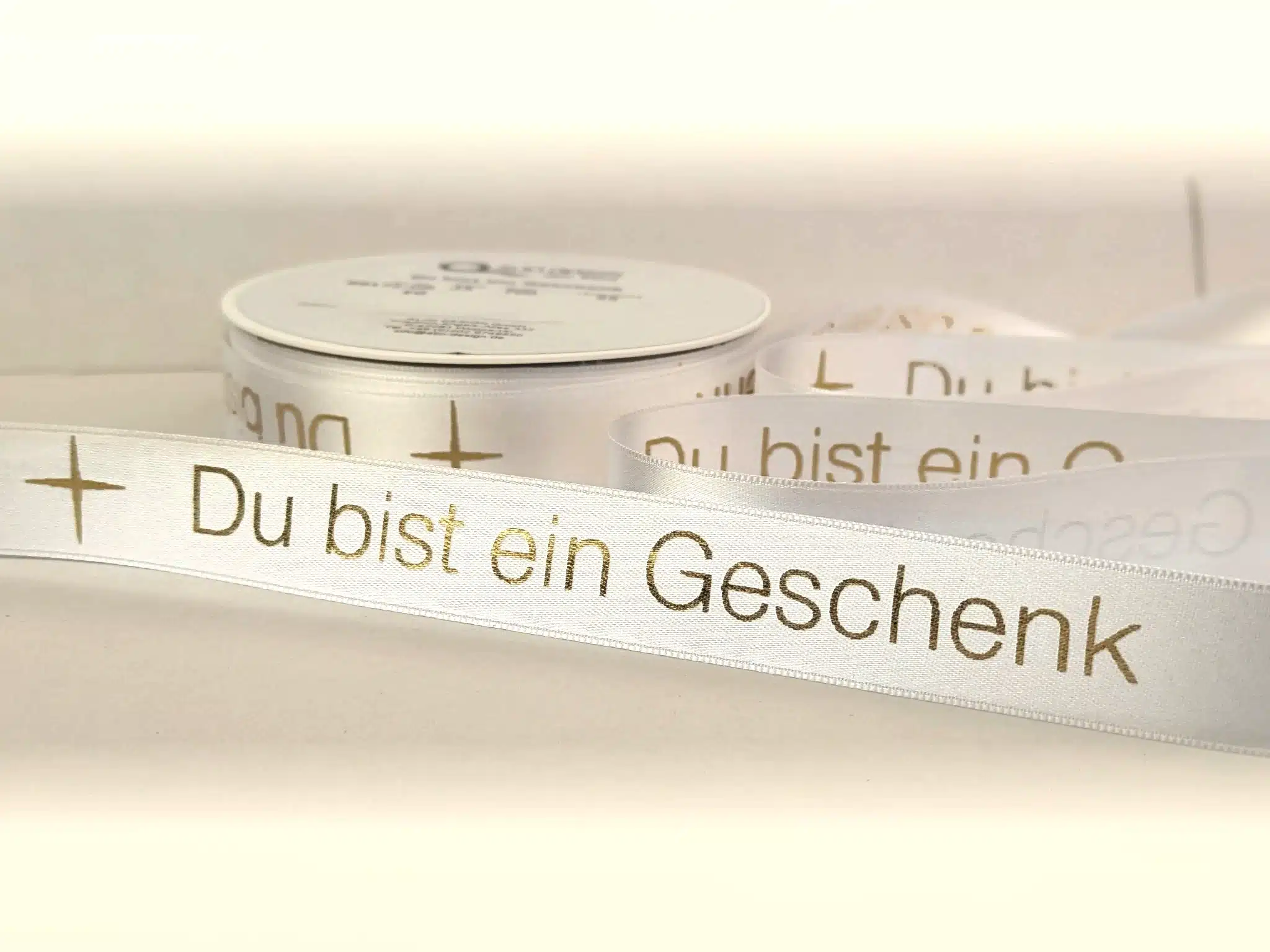 Geschenkband "Du bist ein Geschenk", weiß-gold, 25mm - 25 m Rolle - weihnachtsbaender, baby, muttertag, anlasse, geschenkband-weihnachten, hochzeit, geschenkband-fuer-anlaesse, kirche, dauersortiment, geburtstag, kommunion-konfirmation