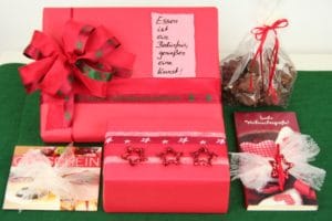 Pralinen und Gebäck mit Geschenkbändern weihnachtlich verpacken - weihnachtsgeschenke, konditoreien, geschenkverpackungen